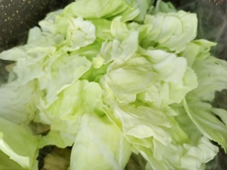 6、爆炒卷心菜,倒入卷心菜