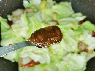 7、爆炒卷心菜,加一勺黄豆酱