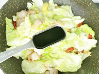 8、爆炒卷心菜,加一勺生抽