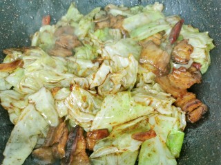 10、爆炒卷心菜,翻炒均匀即可