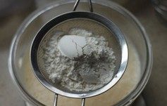 4、草莓班戟,低粉筛入牛奶鸡蛋液
