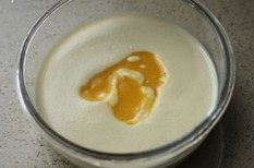 6、草莓班戟,倒入融化的黄油