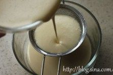 8、草莓班戟,将搅拌后的面糊过筛