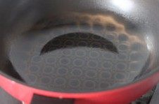 10、草莓班戟,取一口锅，抹少许油