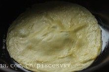 12、草莓班戟,小火煎至面糊成型，揭下即可