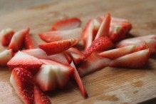 14、草莓班戟,草莓洗净后去蒂切成丁