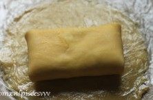 21、草莓班戟,最后将上方的班戟皮翻折，将奶油馅完全包裹起来，倒扣即可