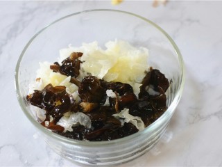 1、凉拌双耳,木耳银耳泡发，洗净去根