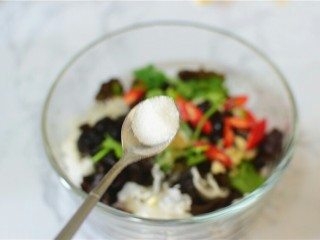 9、凉拌双耳,加白糖