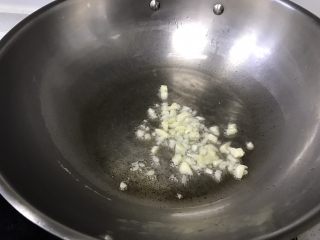 3、蒜泥肉末茄子,大火起油锅30g油，下蒜末