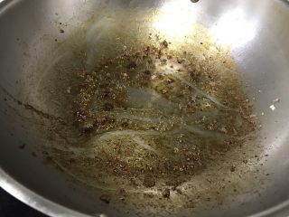 9、蒜泥肉末茄子,加入油50g