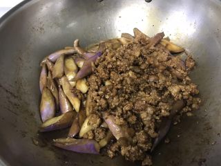13、蒜泥肉末茄子,加入之前炒好的肉末，翻炒