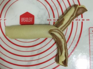 7、双色麻花吐司,把面团扭成麻花状。