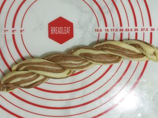 11、双色麻花吐司,同样的手法扭成麻花状。