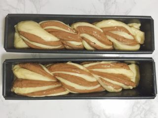 13、双色麻花吐司,表面刷蛋液，放入预热好的烤箱175度烤30分钟，中途上色后盖上锡纸。