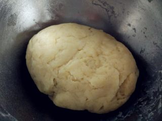 2、豆沙蛋黄酥,制水油皮：蛋液（留少许烤的时候刷在表面上色）倒在盆中，将面粉，和室温软化的白油、糖混合。然后逐次少量加入热水，用筷子拌匀后揉成光滑的面团