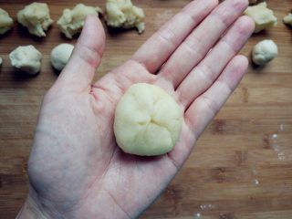 4、豆沙蛋黄酥, 像包包子一样包住，封口朝下