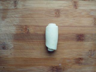 6、豆沙蛋黄酥,从一端卷起成卷