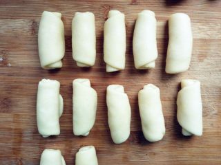 7、豆沙蛋黄酥,所有的面团都如此处理，盖保鲜膜静置饧面10分钟