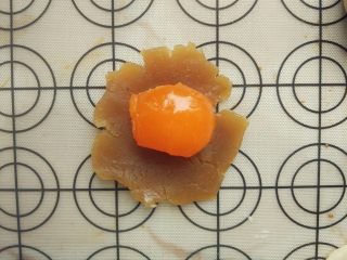 8、豆沙蛋黄酥,饧面的同时，逐个称量咸蛋黄和豆沙或莲蓉，由于每个蛋黄大小不一，合计每个30克即可