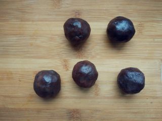 9、豆沙蛋黄酥,包住咸蛋黄揉成团备用