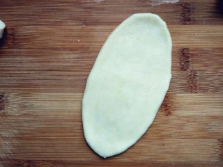 10、豆沙蛋黄酥,饧好的面卷压扁，擀成长条