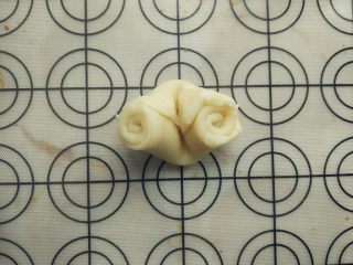 12、豆沙蛋黄酥,将饧好的面卷在中间用手掌立着压一下，两边朝中间推