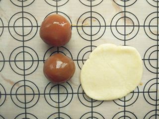 13、豆沙蛋黄酥,按扁，擀成片