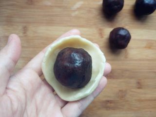 14、豆沙蛋黄酥,将咸蛋黄球放在上面
