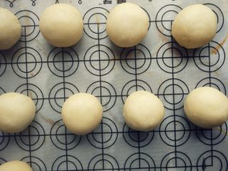 16、豆沙蛋黄酥,封口捏紧，朝下放置在铺了油纸或硅胶垫的烤盘上