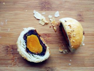 18、豆沙蛋黄酥,取出后晾凉即可