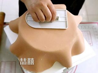 3、翻糖蛋糕--树桩上的小女孩儿,用压平器压平