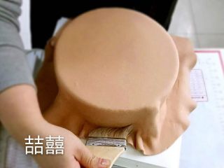 4、翻糖蛋糕--树桩上的小女孩儿,不规则的地方用硬毛刷压,使翻糖与蛋糕完全贴合