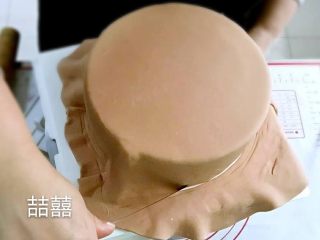 5、翻糖蛋糕--树桩上的小女孩儿,切掉多余的翻糖