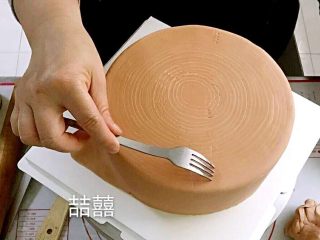 6、翻糖蛋糕--树桩上的小女孩儿,用叉子划出树的年轮