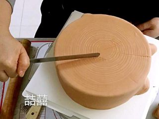 7、翻糖蛋糕--树桩上的小女孩儿,再用刀刻出裂纹