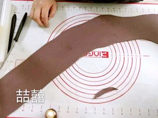 8、翻糖蛋糕--树桩上的小女孩儿,深棕色翻糖擀成长条