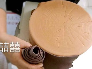 9、翻糖蛋糕--树桩上的小女孩儿,卷起粘在蛋糕周围做成树皮