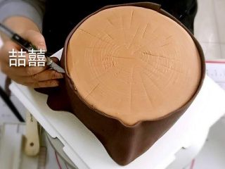 11、翻糖蛋糕--树桩上的小女孩儿,用刀切平