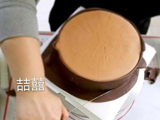 10、翻糖蛋糕--树桩上的小女孩儿,切掉多余翻糖