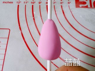 13、翻糖蛋糕--树桩上的小女孩儿,先做出小孩儿的身体