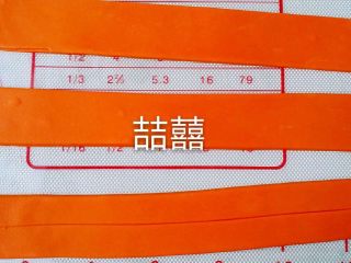 15、翻糖蛋糕--树桩上的小女孩儿,橙色翻糖切成长条