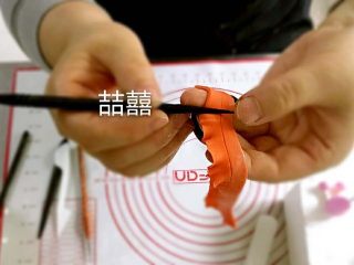 16、翻糖蛋糕--树桩上的小女孩儿,两边擀成荷叶边