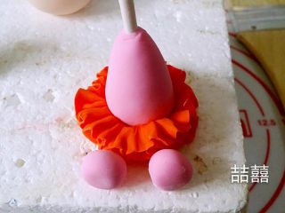 18、翻糖蛋糕--树桩上的小女孩儿,粘在身体上做成裙子