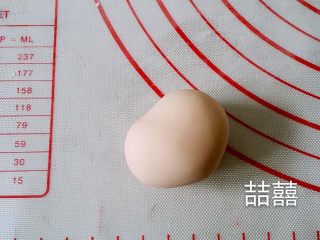 19、翻糖蛋糕--树桩上的小女孩儿,再做小孩儿的头，要压出圆圆的脸