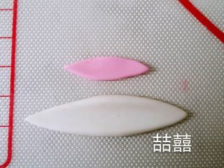 20、翻糖蛋糕--树桩上的小女孩儿,取两条翻糖，搓尖两头压扁,叠在一起