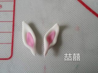 21、翻糖蛋糕--树桩上的小女孩儿,中间切开，如图捏成兔子耳朵