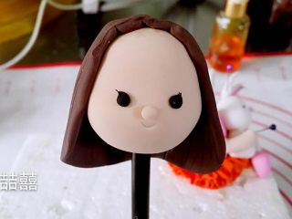 23、翻糖蛋糕--树桩上的小女孩儿,先包好后半部分再粘刘海儿，然后粘发带和蝴蝶结。用粉刷给小孩和小兔刷上腮红