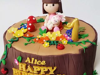 25、翻糖蛋糕--树桩上的小女孩儿,用模具压出字幕和花朵，尽可能的丰满些