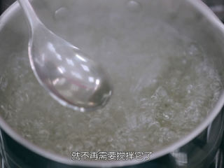 2、冰晶棒棒糖,接下来开大火，拿个勺子适当的搅拌一下，把糖和水混合均匀，直到糖完全融化，不需要一直这样搅的，搅拌是为了加快这个糖融化的速度，糖融化之后表面会有一层白沫，这个时候液体是浑浊的，糖水沸腾后白沫就会消失，液体也会变得清晰透明了